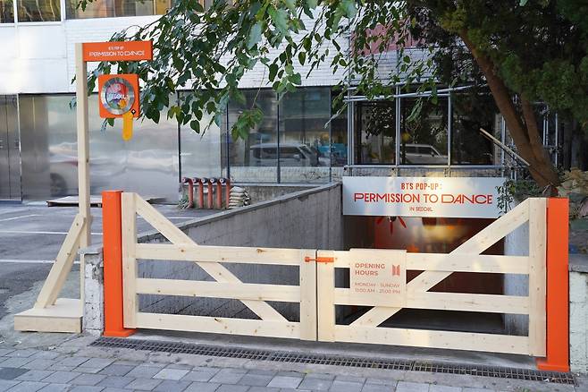방탄소년단의 세 번째 팝업스토어 ‘BTS 팝업 : 퍼미션 투 댄스 인 서울(BTS POP-UP : PERMISSION TO DANCE in SEOUL)’의 시그니처 도어 [하이브 제공]