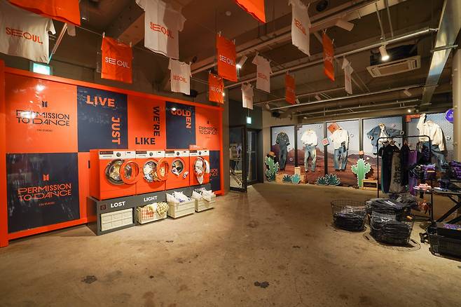 방탄소년단이 지난 7월 발매한 댄스팝 ‘퍼미션 투 댄스(Permission to Dance)’의 곡 분위기를 느낄 수 있는 새로운 팝업스토어 ‘BTS 팝업 : 퍼미션 투 댄스 인 서울(BTS POP-UP : PERMISSION TO DANCE in SEOUL)’을 열었다. 이번 팝업에선 활기·자유·희망 담은 ‘오렌지 색’이 키 컬러로 사용됐다. [하이브 제공]