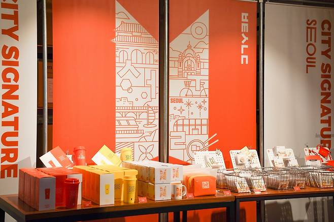 방탄소년단의 이번 팝업스토어에선 ‘서울 시티 시그니처’ 상품이 처음으로 공개됐다. ‘시티 시그니처’ 시리즈엔 “방탄소년단의 심볼 안에 팝업스토어가 열리는 도시의 상징물”들을 담았다. 방탄소년단과 도시를 함께 기억할 수 있는 상품을 만들기 위해 개발된 디자인이다. [하이브 제공]