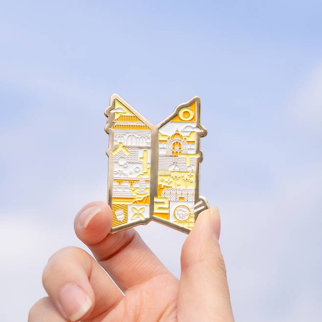 방탄소년단의 이번 팝업스토어에선 ‘서울 시티 시그니처’ 상품이 처음으로 공개됐다. ‘시티 시그니처’ 시리즈엔 “방탄소년단의 심볼 안에 팝업스토어가 열리는 도시의 상징물”들을 담았다. 방탄소년단과 도시를 함께 기억할 수 있는 상품을 만들기 위해 개발된 디자인이다. [하이브 제공]