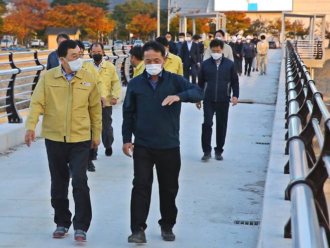 주낙영 경주시장이 형산강 공도교 건설현장을 찾아 공사 관계자들로부터 현황을 보고 받고 있다. 경주시 제공