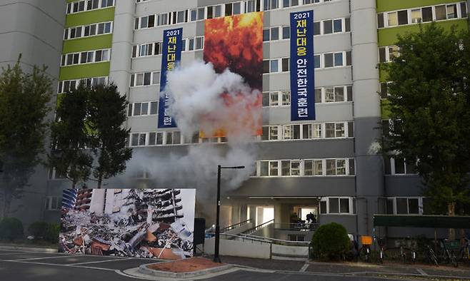 3일 대구 달서구 한 아파트에서 지진에 따른 아파트 화재 및 붕괴 사고를 가정한 안전한국훈련 현장 시범훈련이 펼쳐지고 있다. 행정안전부 제공