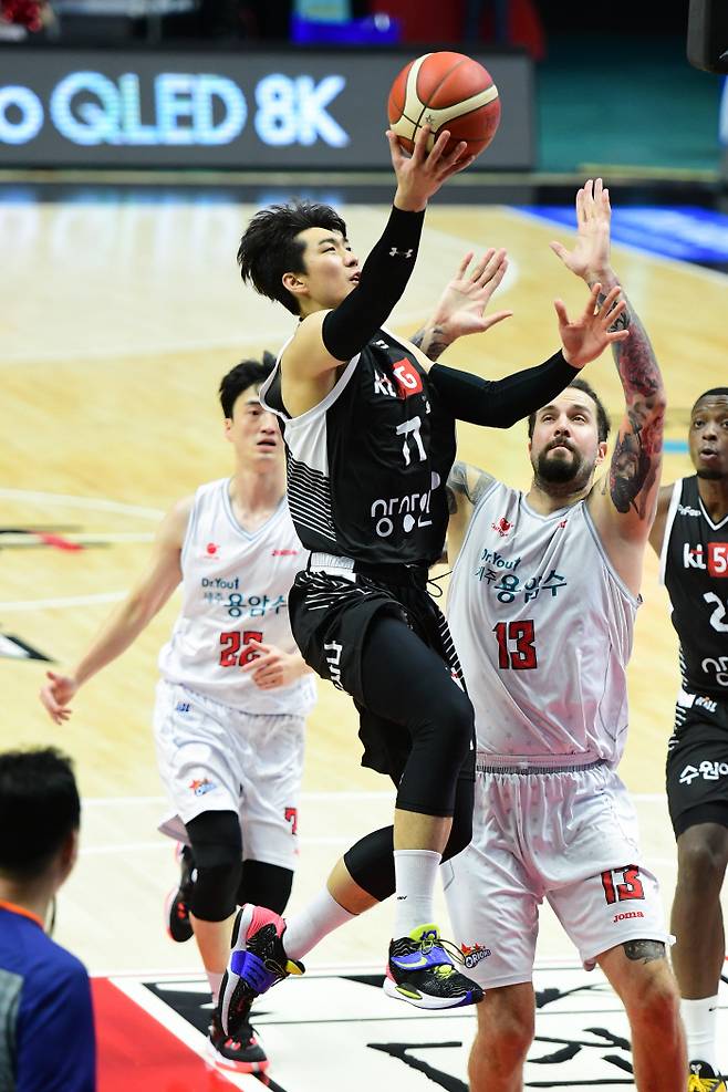 KT 양홍석이 3일 오리온전에서 상대 수비를 뚫고 슛을 시도하고 있다. KBL 제공