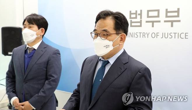 법무부, '화성외국인보호소 조사결과 발표' (서울=연합뉴스) 한상균 기자 = 이재유 법무부 출입국 외국인정책본부장이 1일 오후 서초구 법무부 의정관에서 화성외국인보호소 인권침해 사건 진상조사 결과 및 개선방안에 대해 발표하고 있다. 왼쪽은 이상갑 법무실장. 2021.11.1 xyz@yna.co.kr