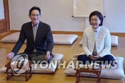 이재용 부회장, 창립기념일에 해인사 방문 (합천=연합뉴스) 이재용 삼성전자 부회장과 모친 홍라희 전 리움미술관장이 삼성전자 창립 52주년 기념일인 지난 1일 경남 합천군 해인사를 찾아 방장스님 퇴설당에서 차담을 나누고 있다. 2021.11.2 [해인사 제공. 재판매 및 DB 금지] image@yna.co.kr