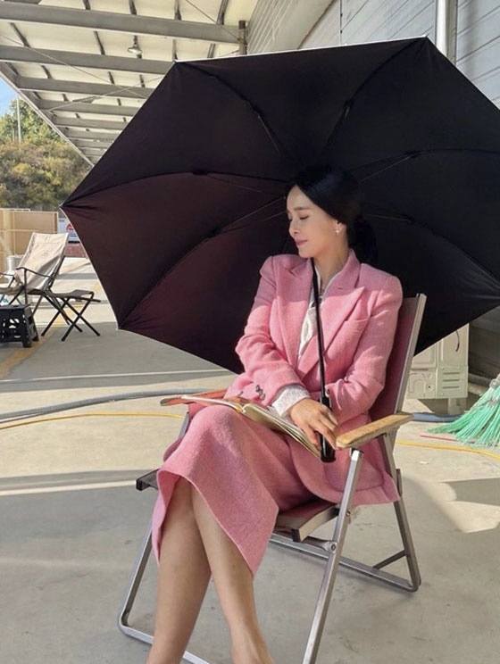 Singer Sean once again fell in love with his wife Jung Hye-young.Sean posted a picture on his 5th day, saying, Actor Jung Hye-young through his instagram.In the photo, Jung Hye-young, who is preparing to shoot, is shown on the day, not the mother of four children but the actor Jung Hye-young.Jung Hye-young, who was sitting in a chair wearing an umbrella in the intense autumn sunshine and watching the script, boasted an elegant atmosphere in a bright pink costume.He boasted a beautiful side line and showed off his beauty, and Sean expressed his affection, saying, Actor Jung Hye-young.Meanwhile, Sean and Jung Hye-young marriage in 2004 and have two boys and two girls.