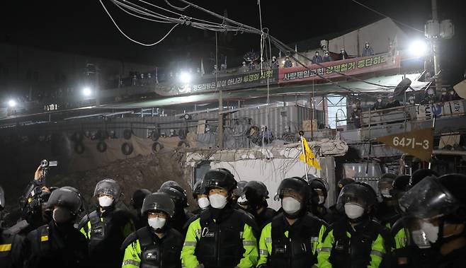 5일 명도집행 중인 성북구 사랑제일교회에서 경찰이 대기하고 있다. 사랑제일교회는 철거 문제로 재개발조합과 갈등을 빚어왔다. /연합뉴스