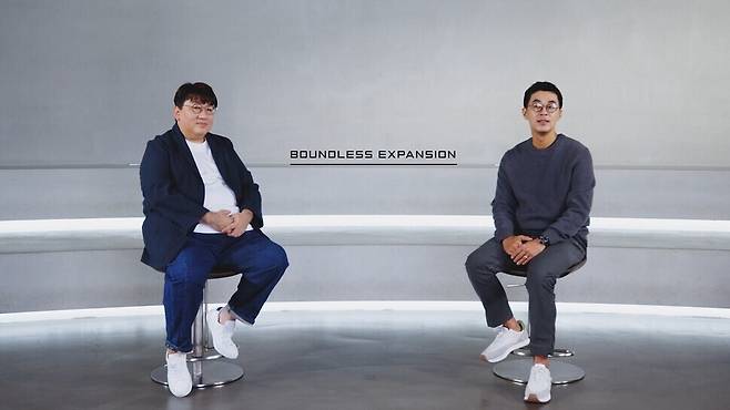 Bang Si-hyuk (left), chairman of Hybe, and CEO Park Ji-won speak during a briefing on the news. (provided by Hybe)