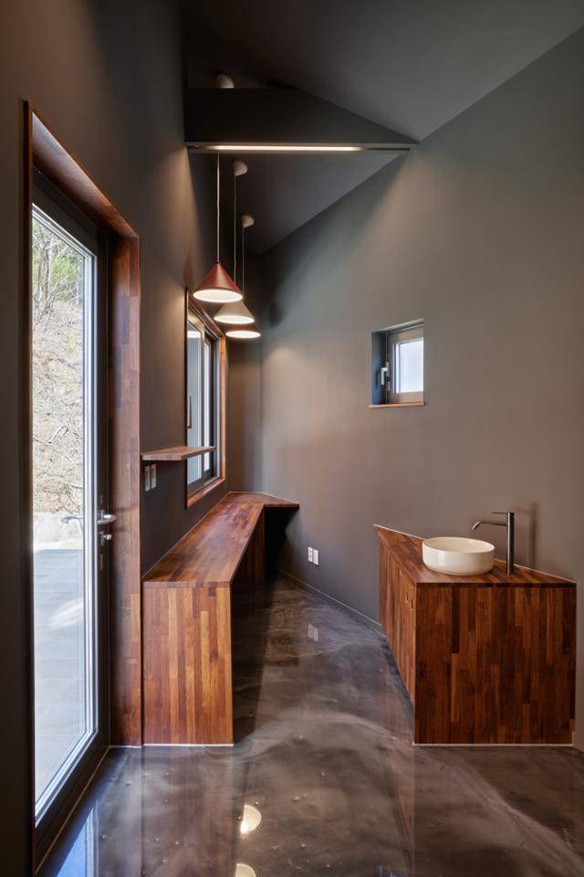 아이들이 '아빠 집'이라고 부르는 5평 남짓한 별관. 영화를 보는 공간 맞은편에 테이블과 개수대를 설치해 때로는 술 한 잔 할 수 있는 바로 변신하기도 한다. 노경 건축사진작가 제공