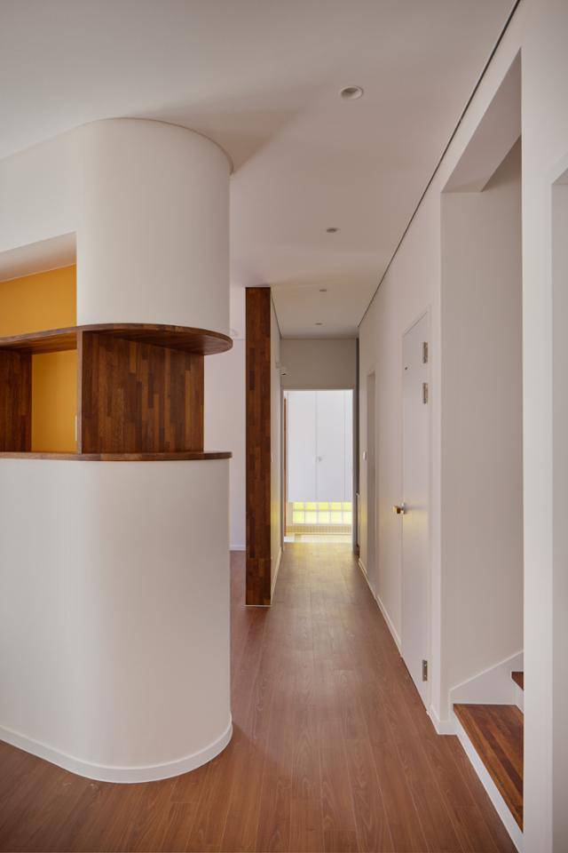 1층 주방에서 현관을 바라봤을 때 모습. 1층은 문이 달린 방이 없는 열린 공간이다. 둥근 벽 뒤의 공간은 현재 아이들 놀이방으로 쓴다. 노경 건축사진작가 제공