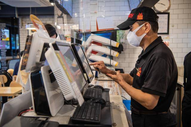 지난달 27일, 서울 동작구 맘스터치 상도역점에서 점주 황씨가 고객의 주문을 받고 있다. 8월 8일 본사가 재료 공급을 끊으며 황씨는 두 달간 영업을 할 수 없었다. 지난달 26일부터 영업이 재개됐다. 황씨는 이날 종일 고객들에게 그간의 사정을 설명하며 '기다려 주셔서 감사하다'며 연신 고개를 숙였다.