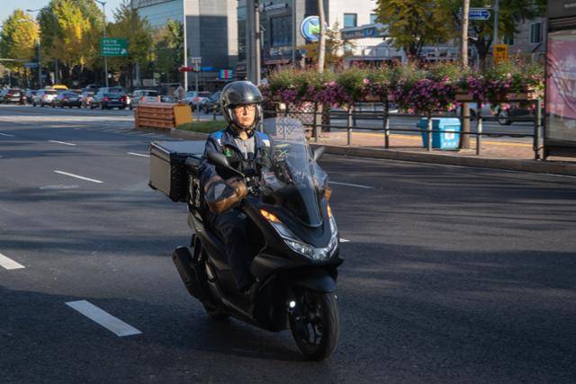 김씨가 배달 오토바이를 타고 서울 시내 한복판의 도로를 달리고 있다.