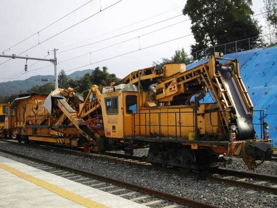 자갈치기 작업에 사용하는 밸러스트 클리너. [사진 코레일]