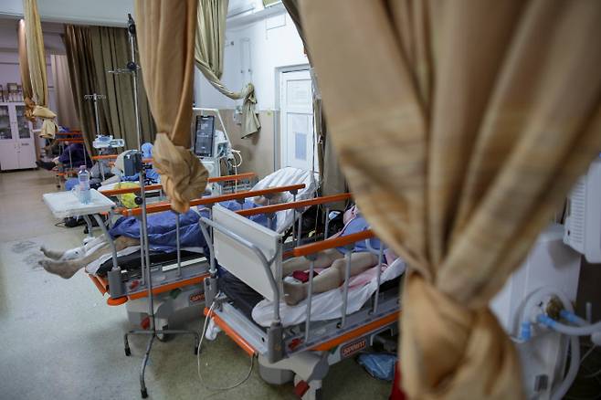 루마니아 지우르지우 카운티 응급병원 내 코로나19 응급실에서 지난 4일(현지시간) 환자들이 치료를 받고 있다. 지우르지우  | 로이터연합뉴스
