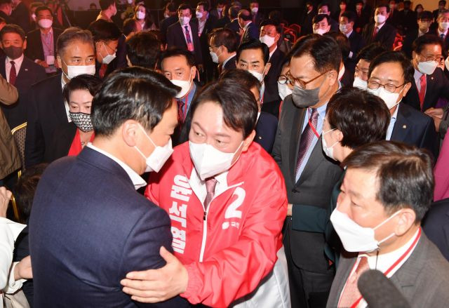 국민의힘 윤석열 대선 후보가 5일 서울 용산구 백범김구기념관에서 열린 제2차 전당대회 참석자들과 인사하며 축하를 받고 있다. 연합뉴스