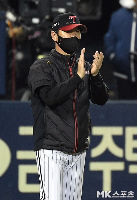 류지현 LG 트윈스 감독이 5일 서울 잠실야구장에서 열린 2021 KBO 준플레이오프 2차전에서 9-3으로 승리한 뒤 선수들에게 박수를 보내고 있다. 사진(서울 잠실)=천정환 기자