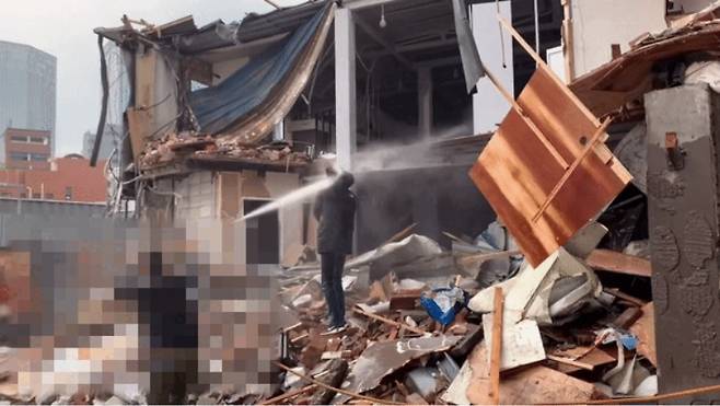 지난 4일 오전 서울 종로구 인사동 복합문화공간 ‘코트(KOTE)’에 소재한 식당 건물 내에서 용역들이 건물 철거 작업 도중 잔해 위에 서 있던 식당 주인의 지인의 머리에 물대포를 쏘고 있다. [제보자 제공]