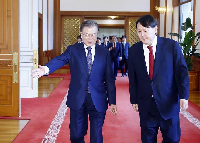 5일 서울시 용산구 백범기념관에서 열린 국민의힘 제2차 전당대회에서 대선후보로 윤석열 전 검찰총장이 선출됐다. 2019년 7월 25일 신임 검찰총장 임명장 수여식을 마친 뒤 환담장으로 이동하는 문재인 대통령과 윤석열 당시 신임 검찰총장. [연합]