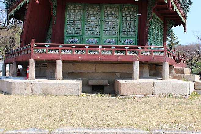 [서울=뉴시스] 경복궁 향원지의 향원정(복원 전). (사진=문화재청 제공) 2021.11.05. photo@newsis.com *재판매 및 DB 금지