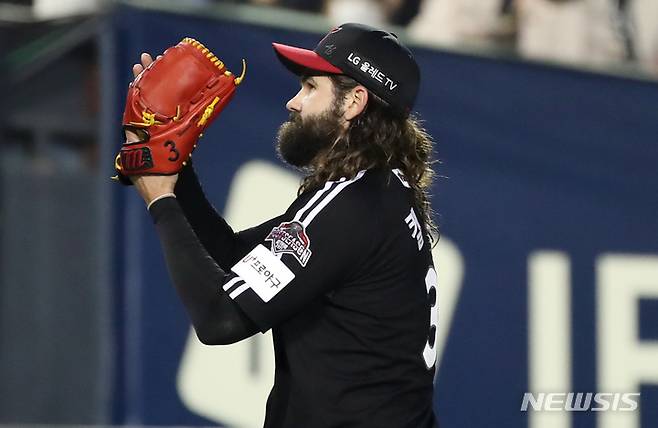 [서울=뉴시스] 정병혁 기자 = 5일 오후 서울 송파구 잠실야구장에서 열린 2021 KBO 포스트시즌 준플레이오프 2차전 두산 베어스와 LG 트윈스의 경기, 6회말 교체된 LG 켈리가 마운드를 내려가고 있다. 2021.11.05. jhope@newsis.com