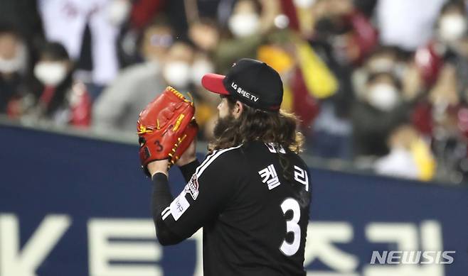 [서울=뉴시스] 정병혁 기자 = 5일 오후 서울 송파구 잠실야구장에서 열린 2021 KBO 포스트시즌 준플레이오프 2차전 두산 베어스와 LG 트윈스의 경기, 6회말 교체된 LG 켈리가 마운드를 내려가고 있다. 2021.11.05. jhope@newsis.com