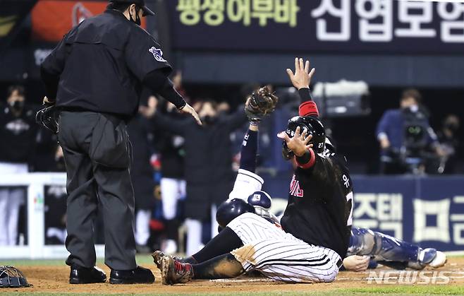 [서울=뉴시스] 정병혁 기자 = 5일 오후 서울 송파구 잠실야구장에서 열린 2021 KBO 포스트시즌 준플레이오프 2차전 두산 베어스와 LG 트윈스의 경기, 4회초 2사 주자 1, 2루 상황 LG 김민성 타석 때, 3루 주자 유강남이 몸을 날리며 홈인하고 있다. 2021.11.05. jhope@newsis.com