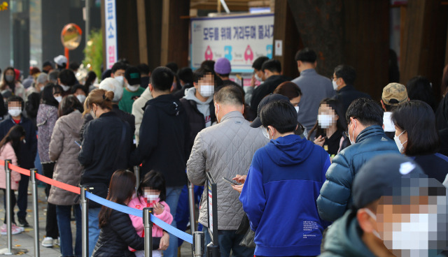 4일 오전 서울 송파구보건소에 마련된 코로나19 임시선별진료소를 찾은 시민들이 검체 검사를 위해 대기하고 있다./연합뉴스