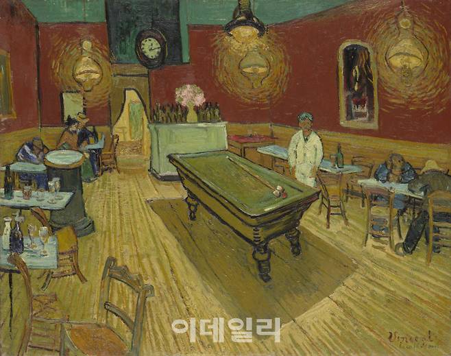 빈센트 반 고흐가 1888년 그린 ‘밤의 카페’. 파리에서 아를로 이주한 반 고흐가 그 유명한 노란집에 들어가기 전 잠시 머물던 ‘카페 드 라 가르’의 풍경을 그렸다. 사흘밤을 자지도 않고 그렸다는 밤 카페 풍경, 특히 빨강·노랑·초록의 강한 대비에 “밝은 아를의 환경에도 불구하고 과로 때문에 점점 과민해가는 반 고흐의 육체적·정신적 상태를 표현했다”는 평을 받기도 했다. 이즈음 반 고흐는 “간혹 낮보다는 밤이 더 생동감이 있어 색채가 넘치고 있는 것처럼 생각한다”고도, “카페는 스스로를 망쳐버리거나 미치거나 범죄를 저지르기에 걸맞은 장소”라고 말하기도  했다. 캔버스에 유채, 72.4×91.1㎝, 미국 뉴헤이븐 예일대갤러리 소장.