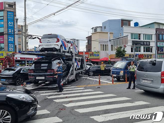 7월 20일 오전 전남 여수시 광무동 한재사거리에서 차량 탁송 트레일러가 횡단보도를 넘어 보행자를 치고 승용차 10여대와 잇따라 충돌했다. 이 사고로 보행자 2명이 숨지고 차량운전자 등 4명은 중상, 6명은 경상을 입었다. (소방청 제공) 2021.7.20/뉴스1