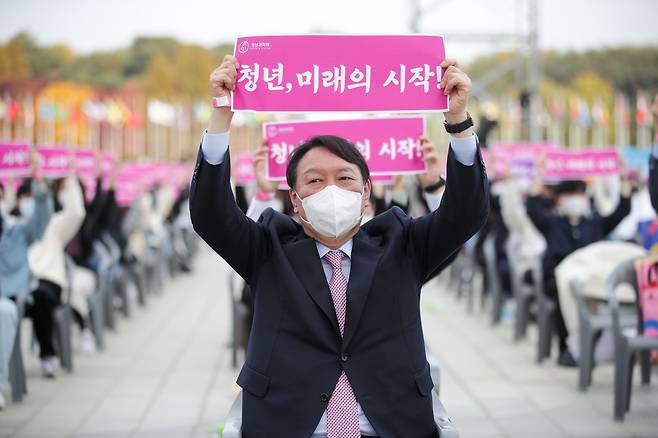 윤석열 국민의힘 대선 후보가 6일 서울 송파구 올림픽공원 평화의광장에서 열린 제5회 대한민국 청년의 날 기념식에서 '청년, 미래의 시작' 손 피켓을 들어 보이고 있다. /뉴시스·윤석열 캠프 제공