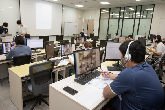 지난 5월 경기 화성 삼성전자 사업장에서 감독관들이 실시간으로 GSAT를 원격 감독하고 있다. 삼성전자 제공