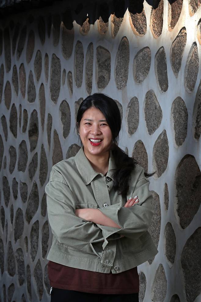 코미디언 강유미가 마치 목련 커튼 같던 서울 덕수궁 중명전 돌담 아래서 밝은 표정을 짓고 있다. 이정용 선임기자