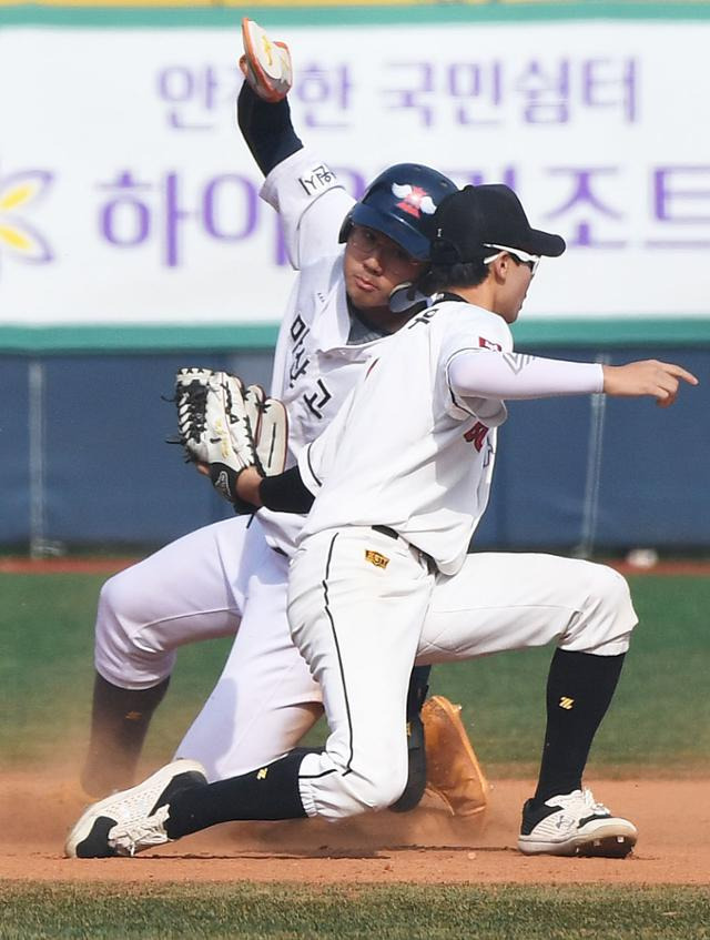 5일 서울 목동야구장에서 열린 제49회 봉황대기 전국고교야구대회 마산고-부천고 경기 1회초 마산고 고민재가 2루도루에 성공하고 있다. 부천고 유격수 송진우. 2021105 고영권 기자