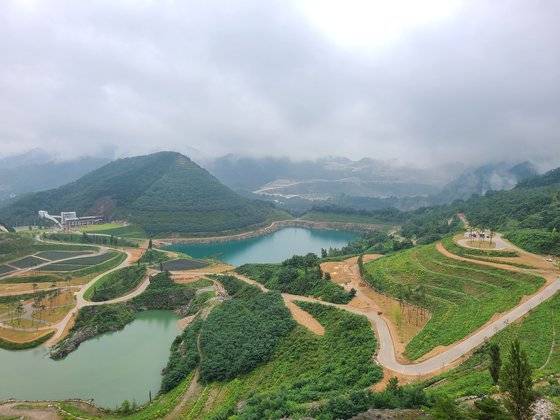 강원 동해시 삼화동 무릉3지구로 불리던 ‘무릉별유천지’ 전경. 이 곳은 국내 최대 규모의 석회석 채석장이 있던 곳이다. 박진호 기자