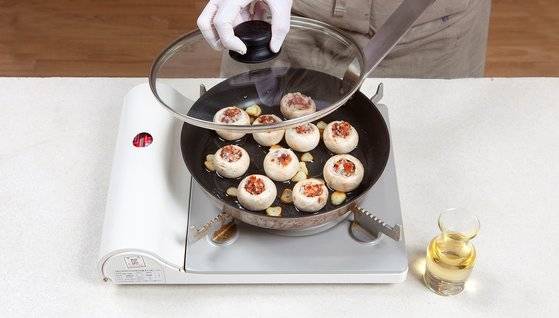 팬의 뚜껑을 덮고 찌듯이 익혀 만드는 게 포인트. 사진 송미성, 스타일링 스튜디오로쏘.