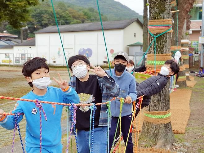 [울산=뉴시스] 구미현 기자 = 울산 상북초등학교 소호분교 밧줄놀이터에서 체험활동을 하는 학생들. 2021.11.05. (사진=울산시교육청 제공) *재판매 및 DB 금지