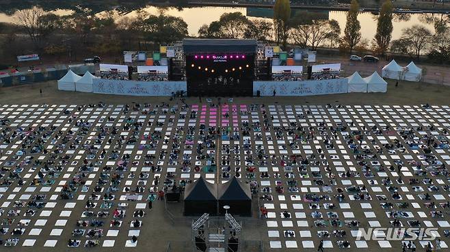 [가평=뉴시스] 권창회 기자 = '단계적 일상회복(위드 코로나)' 시행 후 첫 주말인 6일 오후 경기 가평군 자라섬에서 열린 제18회 재즈페스티벌을 찾은 시민들이 공연을 즐기고 있다. 이번 공연은 정부의 '단계적 일상 회복(위드 코로나)'에 따라 '백신 패스'가 적용된 첫 대규모 야외 공연이다. 2021.11.06. kch0523@newsis.com