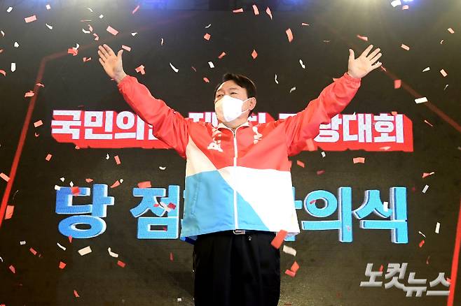 국민의힘 제20대 대통령 선거 후보에 선출된 윤석열 후보가 지난 5일 서울 용산구 백범김구기념관에서 열린 제2차 전당대회에서 당 점퍼를 입고 손을 흔드는 모습. 국회사진취재단