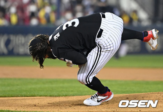 [OSEN=잠실, 이대선 기자] 5일 오후 서울 잠실야구장에서 '2021 신한은행 SOL KBO 리그' 포스트시즌 두산베어스와 LG 트윈스의 준플레이오프(준PO) 2차전이 진행됐다.  1회말 무사에서 LG 켈리가 두산 정수빈의 강습 타구를 몸으로 막아내고 있다. 2021.11.05 /sunday@osen.co.kr