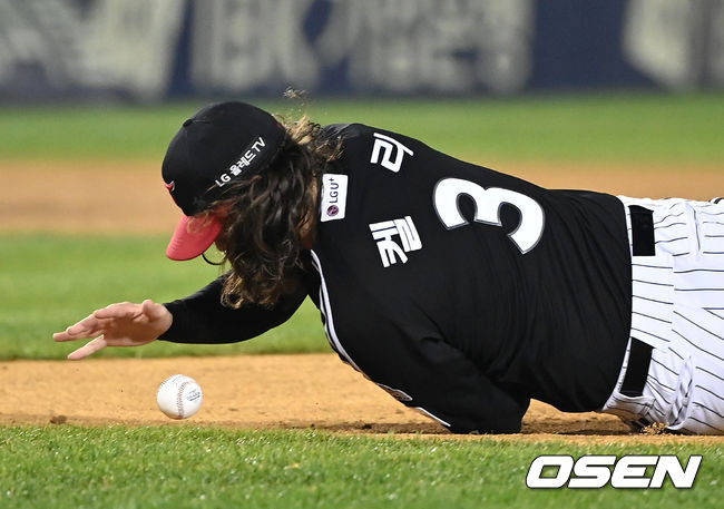 [OSEN=잠실, 이대선 기자] 5일 오후 서울 잠실야구장에서 '2021 신한은행 SOL KBO 리그' 포스트시즌 두산베어스와 LG 트윈스의 준플레이오프(준PO) 2차전이 진행됐다.  1회말 무사에서 LG 켈리가 두산 정수빈의 강습 타구를 몸으로 막아내고 있다. 2021.11.05 /sunday@osen.co.kr