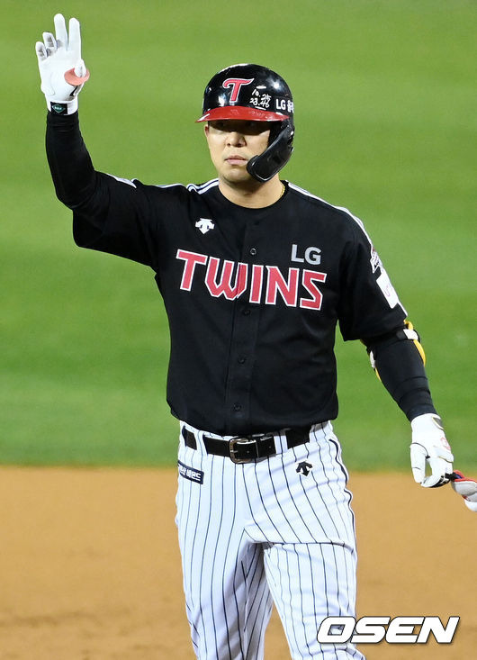 [OSEN=잠실, 민경훈 기자] 5일 오후 서울 잠실야구장에서 '2021 신한은행 SOL KBO 리그' 포스트시즌 두산베어스와 LG 트윈스의 준플레이오프(준PO) 2차전이 진행됐다.  2회초 2사 3루에서 LG 김민성이 좌전 적시타를 친 후 1루에서 기뻐하고 있다. 2021.11.05/ rumi@osen.co.kr