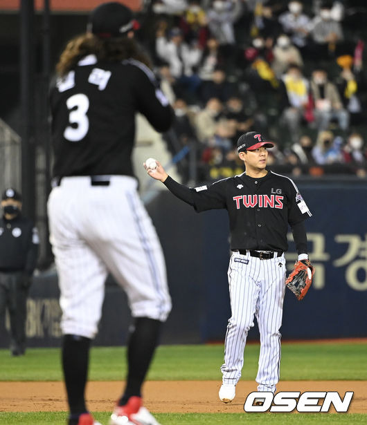 [OSEN=잠실, 이대선 기자] 5일 오후 서울 잠실야구장에서 '2021 신한은행 SOL KBO 리그' 포스트시즌 두산베어스와 LG 트윈스의 준플레이오프(준PO) 2차전이 진행됐다.  2회말 무사에서 LG 김민성이 두산 양석환의 직선타를 잡아내고 있다. 2021.11.05 /sunday@osen.co.kr