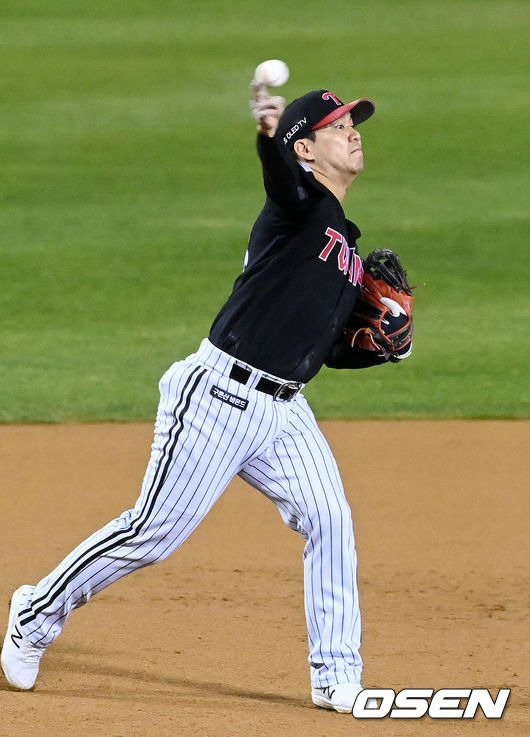 [OSEN=잠실, 민경훈 기자] 5일 오후 서울 잠실야구장에서 '2021 신한은행 SOL KBO 리그' 포스트시즌 두산베어스와 LG 트윈스의 준플레이오프(준PO) 2차전이 진행됐다.  6회말 두산 선두타자 박건우의 3루수 앞 땅볼때 LG 3루수 김민성이 1루를 향해 송구 실책을 범하고 있다. 2021.11.05/ rumi@osen.co.kr