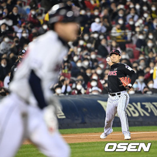 [OSEN=잠실, 이대선 기자] 5일 오후 서울 잠실야구장에서 '2021 신한은행 SOL KBO 리그' 포스트시즌 두산베어스와 LG 트윈스의 준플레이오프(준PO) 2차전이 진행됐다.  6회말 무사에서 LG 김민성이 송구 실책을 범하고 있다. 2021.11.05 /sunday@osen.co.kr