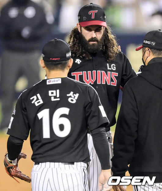 [OSEN=잠실, 조은정 기자] 5일 오후 서울 잠실야구장에서 '2021 신한은행 SOL KBO 리그' 포스트시즌 두산 베어스와 LG 트윈스의 준플레이오프(준PO) 2차전이 열렸다.  6회말 2사 1,2루 LG 선발 켈리가 교체되고 있다. 실책을 범했던 김민성이 켈리에게 다가가 미안함을 표하고 있다. 2021.11.05 /cej@osen.co.kr