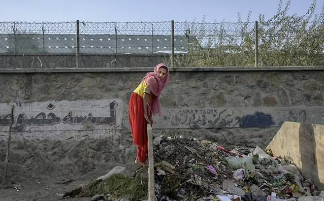지난 9월 아프간의 한 소녀가 수도 카불에 있는 쓰레기장을 뒤지고 있다.
