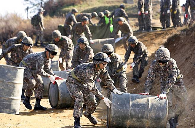 철원 전방 고지에서 장병들이 헬기로 공수해 온 난방유를 옮기고 있다. 2014년 [연합뉴스 자료사진]