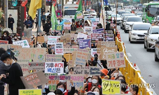 기후정의 세계공동행동 (서울=연합뉴스) 김인철 기자 = 6일 서울 종로구 대학로 마로니에공원 앞에서 열린 기후정의 세계공동행동에서 참석자들이 손팻말을 들고 있다. 2021.11.6 yatoya@yna.co.kr