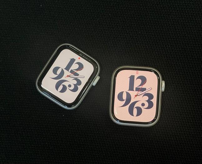 애플워치SE(왼쪽)와 애플워치7(오른쪽). 테두리 차이가 극명하다. /사진=백유진 기자 byj@