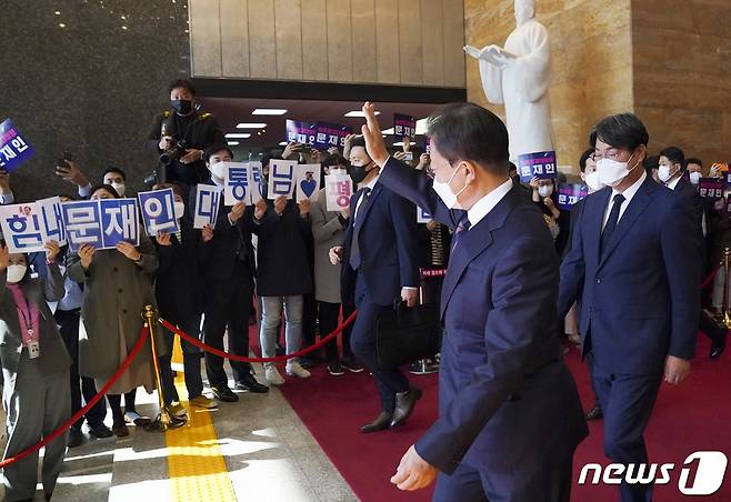 문재인 대통령이 2022년도 예산안 시정연설을 마치고 국회 본청을 나서며 응원하는 당직자들을 향해 손인사를 하고 있다. 2021.10.25/뉴스1 © News1 이광호 기자